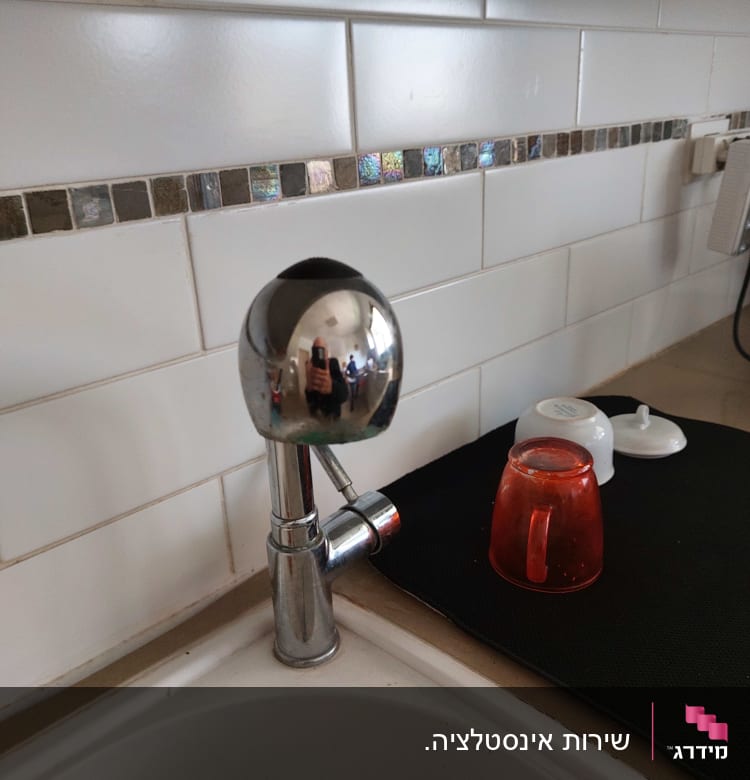 ברז מטבח כסוף עם כיור לבן